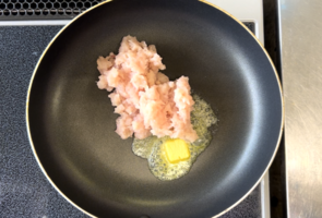 鶏ひき肉を炒める