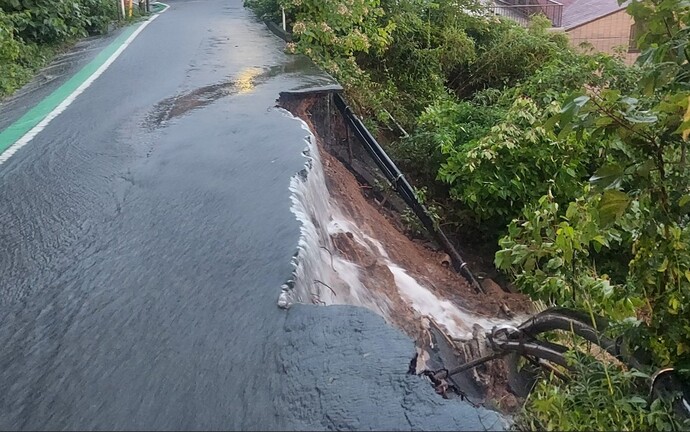 道路崩落の様子