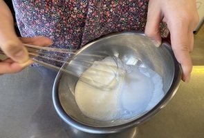 生クリームを泡立てる