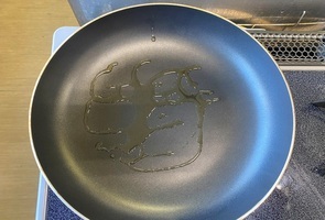フライパンに油を敷く