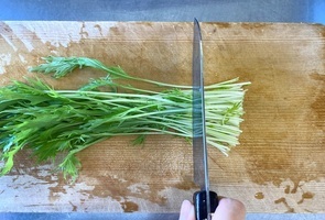 水菜を切る