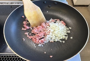 ひき肉と玉ねぎを炒める