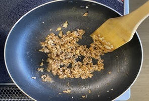 ひき肉と玉ねぎを炒める