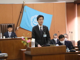 写真　市長施政方針読み上げ