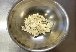 豆腐をほぐす